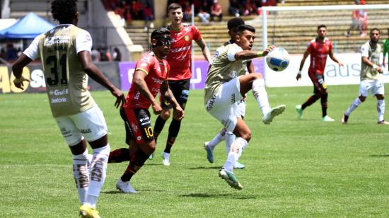 Jugadores de Deportivo Cuenca y Orense disputan una pelota, en un partido de LigPro, el 3 de septiembre de 2023. 