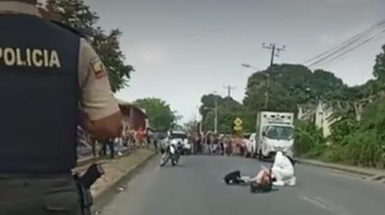 Miembros de Medicina Legal levantan el cuerpo de un presunto asaltante abatido por la Policía en Milagro.