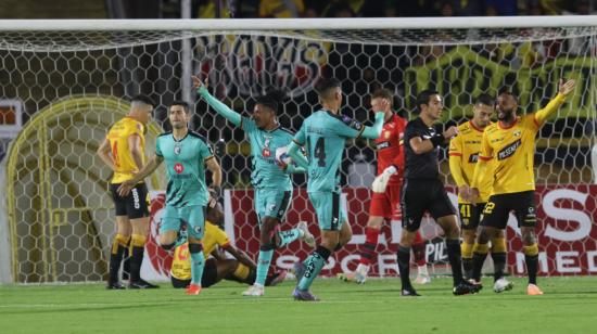 Los jugadores de Cumbayá festejan el gol de Hancel Batalla, ante Barcelona, el 3 de septiembre de 2023. 