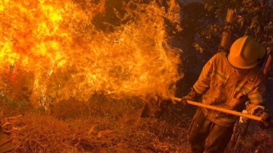 Un bombero trabaja en un incendio forestal en el sector El Porvenir, en Loja, el 3 de septiembre de 2023.