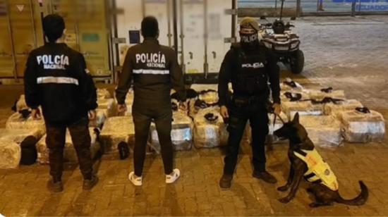 Agentes antinarcóticos custodian la droga encontrada en el Puerto de Guayaquil el 4 de septiembre de 2023.