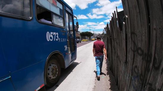 Un peatón camina por el tramo de la calle Manuel Larrea que no tiene vereda, el 29 de agosto de 2023, en Quito.