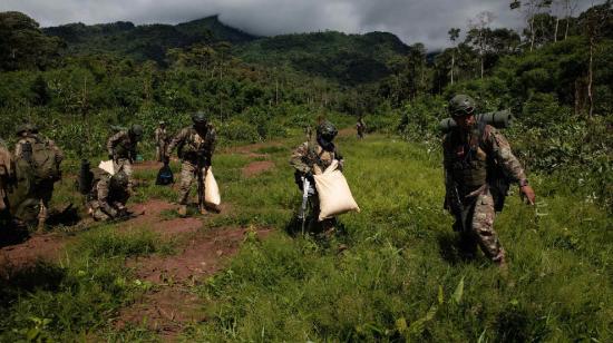 Soldados peruanos participan en un operativo para la voladura con explosivos de una pista de aterrizaje clandestina, el 7 de junio de 2022, en la zona Vraem.