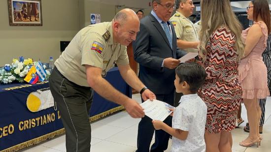 El general de la Policía, Fausto Olivo, durante la entrega de becas a hijos de uniformados fallecidos, en Guayaquil, el 4 de septiembre de 2023. 