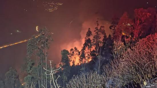 Un incendio forestal en una parroquia rural de Cuenca el 3 de septiembre de 2023.