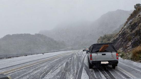 La vía Papallacta-Pifo, con presencia de nieve, el 5 de septiembre de 2023.