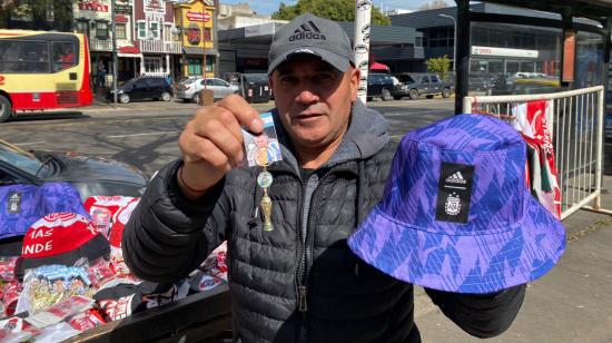 Un vendedor con gorras y otros objetos de la selección de Argentina, en Buenos Aires, el 5 de septiembre de 2023.