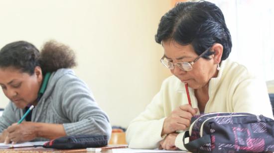 Personas adultas en una clase de alfabetización.