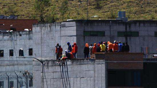 Presos se toman los techos de la cárcel de Turi, en Cuenca, el 30 de agosto de 2023.