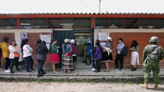 Mujeres hacen fila para votar en la parroquia rural de Tarqui, en Cuenca, el 20 de agosto de 2023.