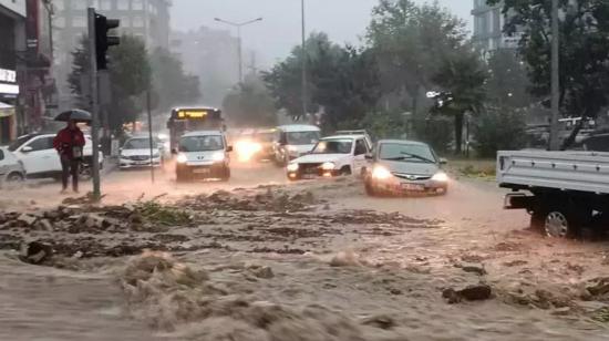 Autos varados en medio de las inundaciones que han afectado a Turquía, el 3 de septiembre de 2023. 