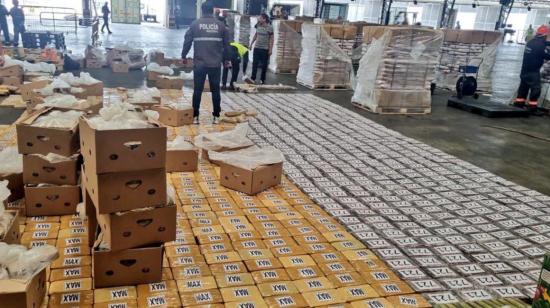 Imagen referencial. Decomiso de cuatro toneladas de droga en un contenedor de banano, en el puerto de Guayaquil, el 27 de julio de 2023. 