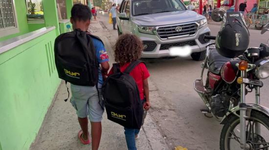 Niños recorren las calles de la parroquia Canoa, en San Vicente (Manabí).