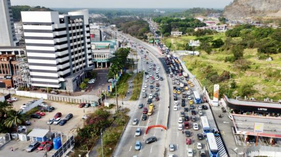 Vista de congestionamiento en la avenida del Bombero con dirección a la vía a la Costa, debido al cierre de un puente por mantenimiento. 