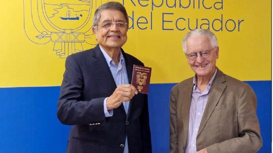 Escritor Sergio Ramirez recibe el pasaporte ecuatoriano, el 5 de septiembre de 2023.