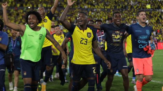 Los jugadores de la selección de Ecuador celebran en un partido de Eliminatorias.