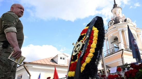 Un hombre presenta sus respetos en un monumento improvisado para rendir homenaje al difunto jefe del grupo paramilitar Wagner, Yevgeny Prigozhin, en Moscú, el 27 de agosto de 2023. 