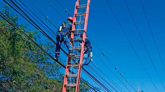 Trabajos de energía eléctrica de la Centrosur. 