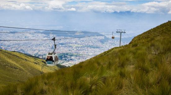 Imagen de una de las cabinas del Teleférico de Quito.