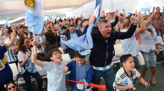 Hinchas argentinos celebran en la Embajada Argentina en el Ecuador, el 18 de diciembre de 2022.