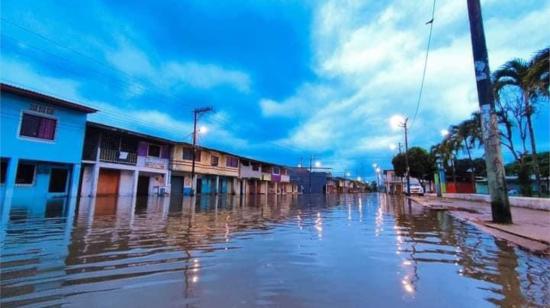 Una avenida de Muisne, Esmeraldas, completamente inundada, el 2 de septiembre de 2023. 