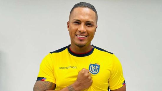 Antonio Valencia, excapitán de la Selección Ecuatoriana de Fútbol, con la camiseta tricolor.