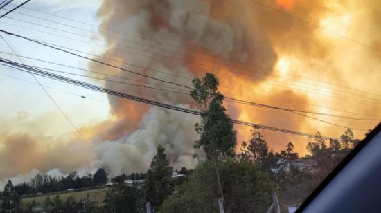 Incendio forestal en Puembo, en las afueras de Quito, el 6 de septiembre de 2023