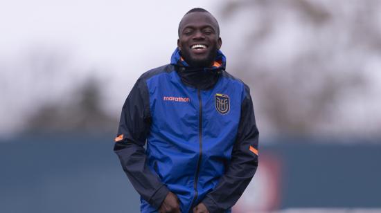 Enner Valencia sonríe durante un entrenamiento de Ecuador en Argentina, el lunes 4 de septiembre de 2023.