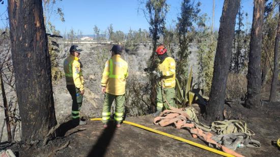 Bomberos trabajan para apagar el incendio en Tababela. 7 de septiembre de 2023