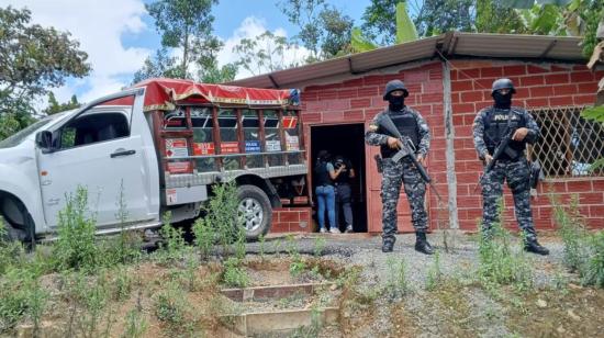 Dos policías custodian una vivienda en Zaruma, El Oro, donde se incautó explosivos, el 6 de septiembre de 2023. 