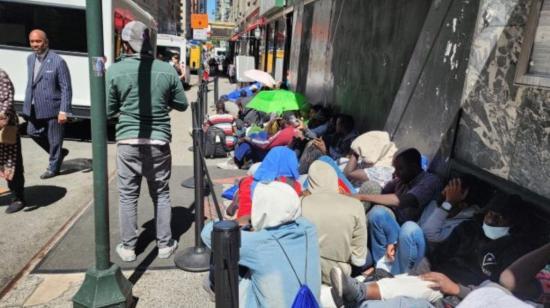Un grupo de migrantes en una calle de Nueva York, en Estados Unidos.