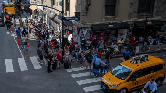 Migrantes hacen fila para ingresar a un albergue en el centro de Manhattan, en agosto de 2023. 