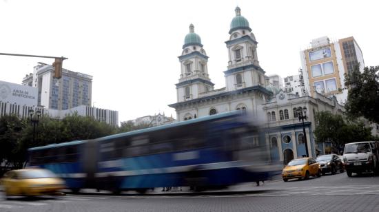 Vista de un bus articulado de la Metrovía frente a la plaza San Francisco, en el centro de Guayaquil. 