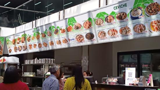 Un local de venta de ceviches y otros platos en el centro norte de Quito. Foto del 7 de septiembre de 2023. 