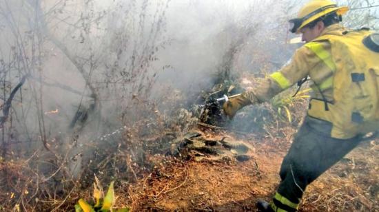 Un bombero de Quito en labores de control del incendio forestal en el sector Alchipichí, el 7 de septiembre de 2023. 