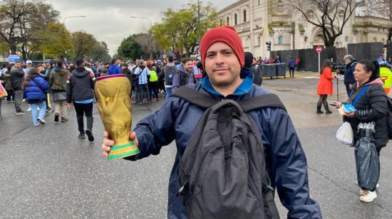 Hinchas argentinos venden la Copa del Mundo a las afueras del estadio previo al partido de Eliminatorias.