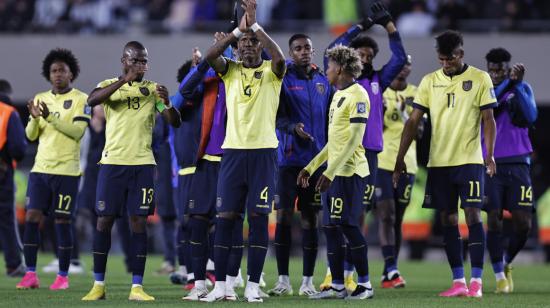 Los jugadores de Ecuador se despiden de los hinchas que llegaron al estadio Monumental, para ver el partido ante Argentina, el 7 de septiembre de 2023. 