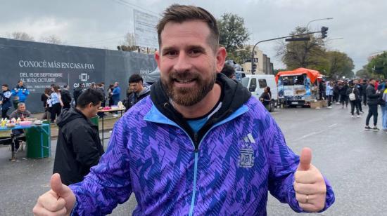 El actor Leonardo Gorri, que tiene un gran parecido a Messi, posa en las afueras del estadio Monumental, el 7 de septiembre de 2023.