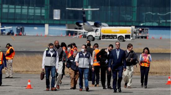 Imagen referencial. Un grupo de personas deportadas llegando al aeropuerto de Estados Unidos. 