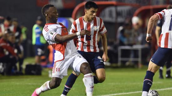 Luis Advíncula y Diego Gómez disputan un balón durante el partido de las Eliminatorias entre Paraguay y Perú, el 7 de septiembre de 2023.