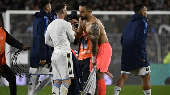 Lionel Messi cambia su camiseta con Hernán Galíndez, después del partido entre Argentina y Ecuador, el 7 de septiembre de 2023. 