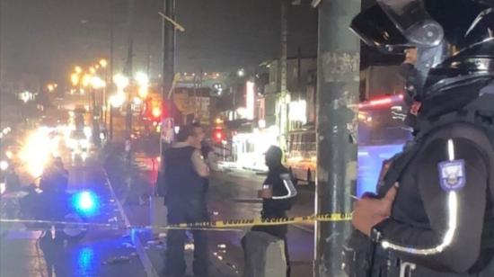 La Policía se encuentra en la entrada de la Calle 8 en Guayaquil, donde hallaron restos humanos la mañana del 8 de septiembre de 2023.