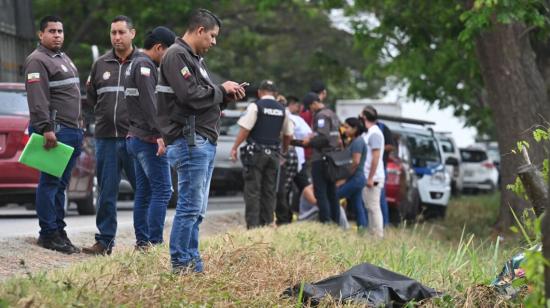 Agentes de Criminalística levantan el cadáver del concejal de Durán, Bolívar Vera, el 8 de septiembre de 2023.