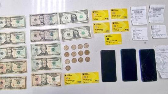 Dinero en efectivo y tarjetas de crédito encontró la Policía en un operativo en Quito, el 7 de septiembre de 2023.