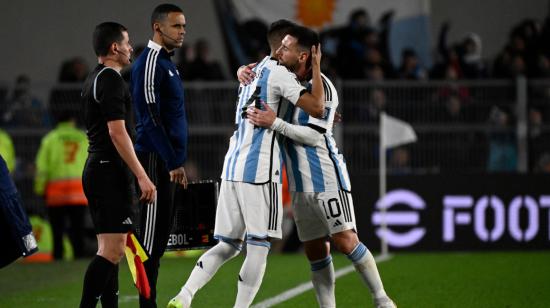 Lionel Messi  sale al cambio por Ángel Di María en el partido entre Argentina y Ecuador por la Fecha 1 de Eliminatorias, el 8 de septiembre de 2023.