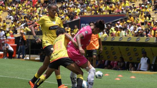 Jugadoras de Barcelona y Dragonas disputan un balón en la final de ida de la Superliga, el sábado 2 de septiembre de 2023.