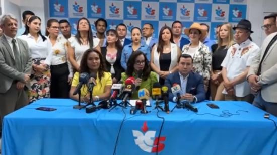 La presidenta de la RC5, Marcela Aguiñaga, junto a asambleístas electos en rueda de prensa, el 8 de septiembre de 2023. 