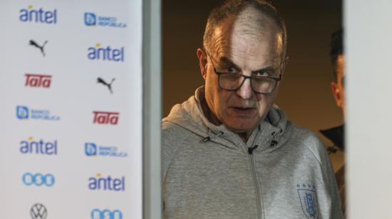 El seleccionador de Uruguay Marcelo Bielsa asiste a una conferencia de prensa, en la sala de prensa del estadio Centenario en Montevideo (Uruguay).