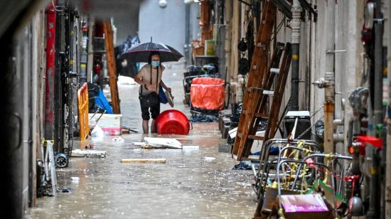 Una mujer camina por un callejón inundado en Hong Kong, el 8 de septiembre de 2023. 