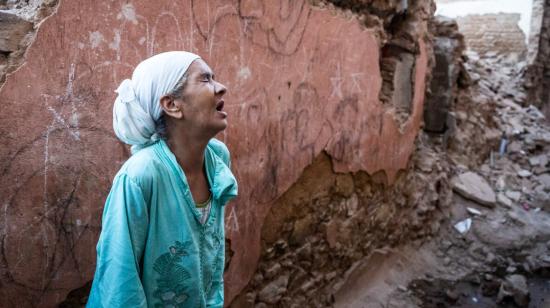 Una mujer se lamenta luego del terromoto que asoló Marrakech, en Marruecos.